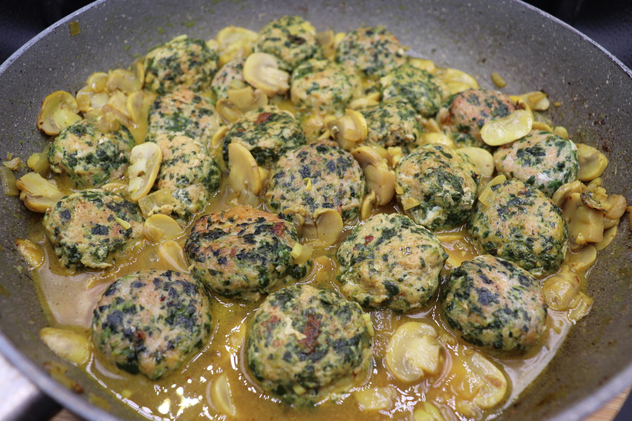 Chicken & Spinach Meatballs in White Wine, Garlic & Mushroom Sauce It